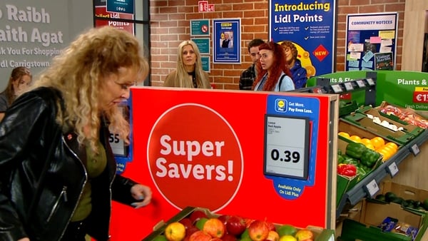 Gwen warns her friends about Lily