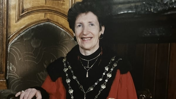 Vera Hewitt in mayoral garb.