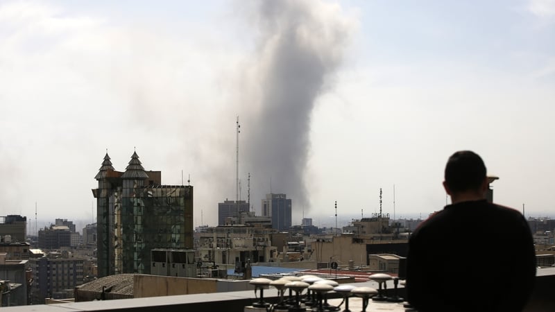 Cathair Tehran faoi ionsaí go fóill