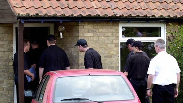 Caretaker Ian Huntley's home is searched by the police in the village of Soham some 160 km (100 miles) north of London, 17 August 2002. Huntley and his girlfriend Maxine Carr are both arrested suspected of murder Jessica Chapman et Holly Wells after the bodies of the two missing girl were found near
