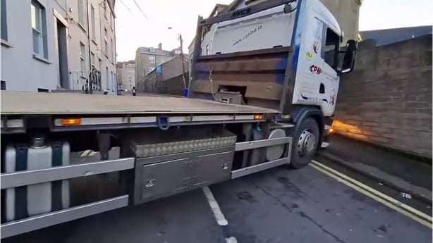 Truck stuck on Richmond Hill in Cork. Photo: CorkBeo