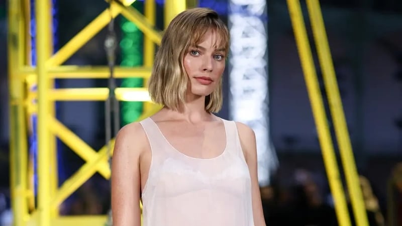 Margot Robbie debuted a new lob at Chanel