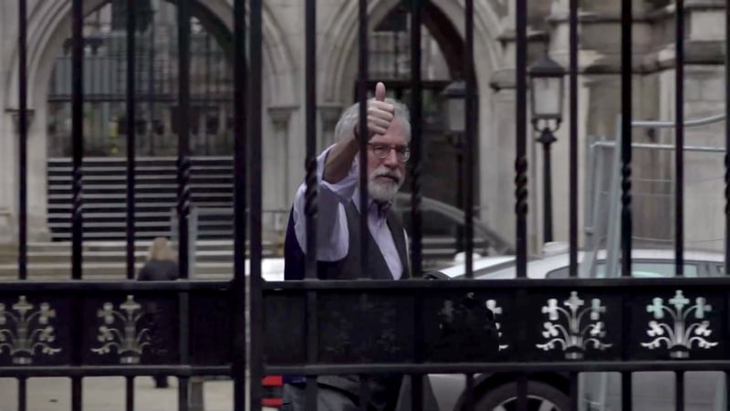 Gerry Adams ag dul isteach sa chúirt inniu