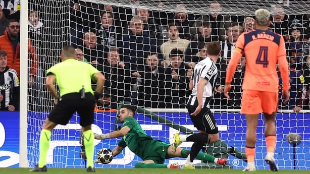 NEWCASTLE UPON TYNE, ENGLAND - MARCH 10: Harvey Barnes of Newcastle United scores his team's first goal during the UEFA Champions League 2025/26 Round of 16 First Leg match between Newcastle United FC and FC Barcelona at St James' Park on March 10, 2026 in Newcastle upon Tyne, England. (Photo by Geo