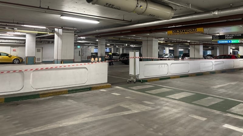 Láthair na tubaiste in Ionad Siopadóireachta Bhaile Shéarlais i bhFionnghlas