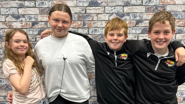 The cast of Ón Domhan Thíos