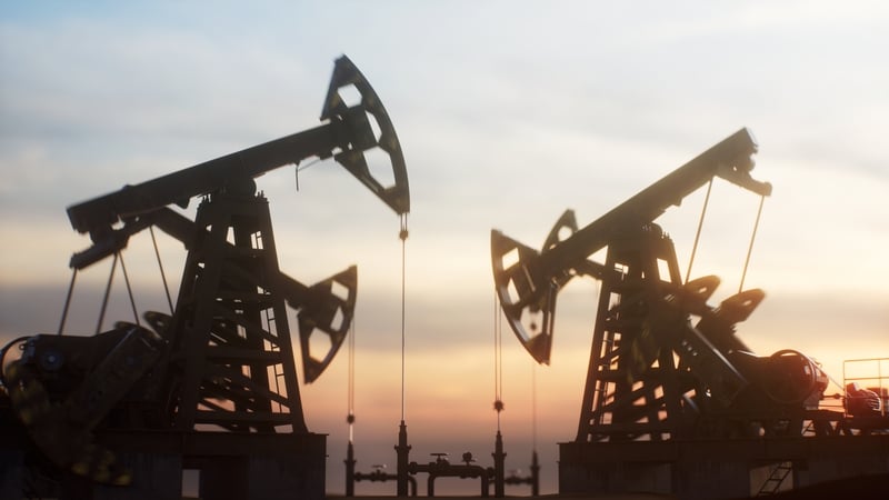 Is ar eagla na héigeandála domhanda a choinnítear stoc mór cúltaca ola