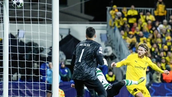 Bodoe/Glimt's Danish forward #09 Kasper Waarst Hogh (R) scores his team's third goal during the UEFA Champions League, Last 16, first-leg football match Bodo/Glimt vs Sporting CP at the Aspmyra stadium, in Bodo, Norway on March 11, 2026. Bodo/Glimt won th