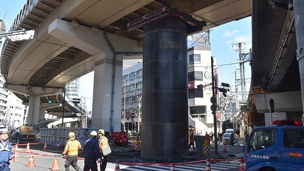 Photo shows a scene at a sewage construction site in Osaka City, where a steel pipe has been pushed upward, protruding more than 10 meters above ground level.