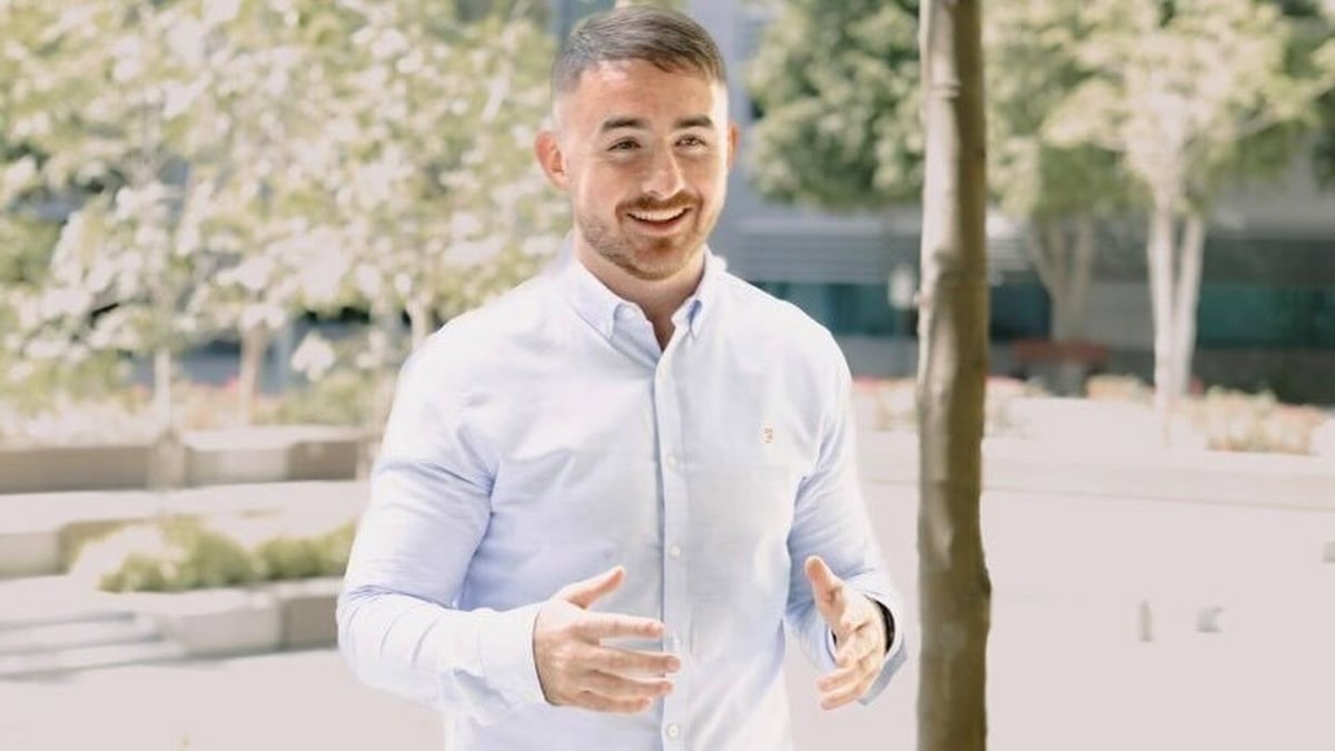 Jonathan Harkin as Gaoth Dobhair ó dhúchas ach a bhfuil cónaí air i Dubai.