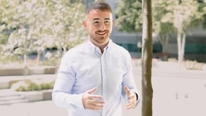 Jonathan Harkin as Gaoth Dobhair ó dhúchas ach a bhfuil cónaí air i Dubai. show image