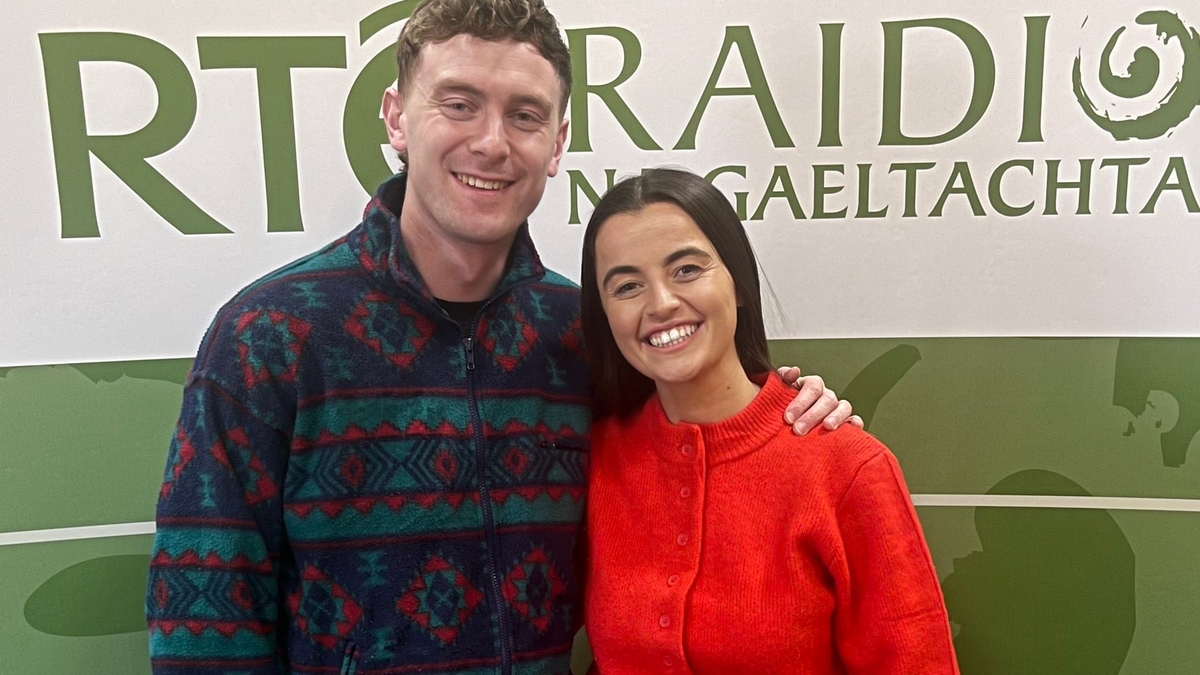 Katelyn Hayes, Seán Ó Maoilchiaráin agus Roseanne Ní Cheallaigh, painéal na seachtaine. 