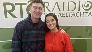 Katelyn Hayes, Seán Ó Maoilchiaráin agus Roseanne Ní Cheallaigh, painéal na seachtaine.  show image