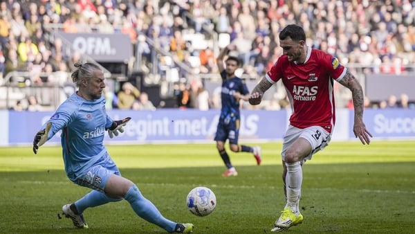 ALKMAAR - (lr) Heracles Almelo goalkeeper Remko Pasveer and Troy Parrott of AZ Alkmaar during the Dutch Eredivisie match between AZ and Heracles Almelo at the AFAS Stadium on March 15, 2026 in Alkmaar, the Netherlands. TOBIAS KLEUVER / ANP (Photo by ANP v