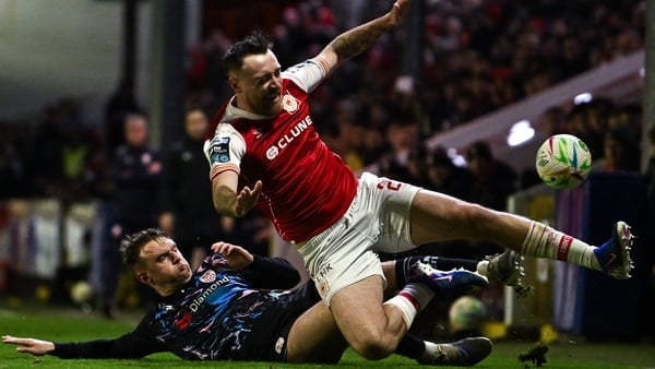 Ryan Edmondson of St Patrick's Athletic (r)is tackled by Jamie Stott of Derry City