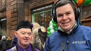 Pacáiste as ceiliúradh na Féile Pádraig i nGlaschú.  show image