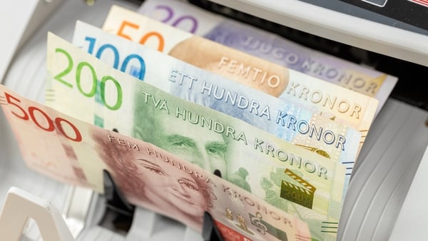 Money counting machine with Swedish kronor