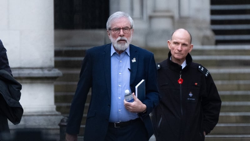 Gerry Adams taobh amuigh Ardchúirt Shasana i Londain