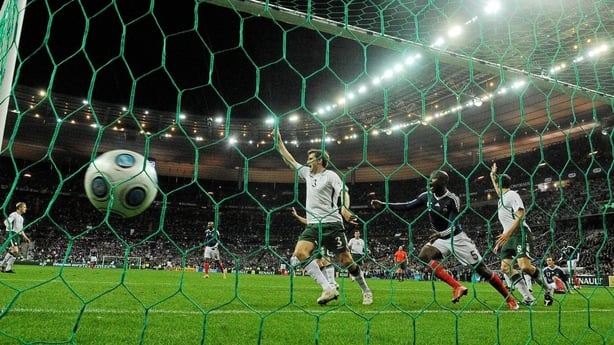 18 November 2009; William Gallas, France, 5, scores his side's first goal after Thierry Henry had handled the ball as Republic of Ireland players appeal. FIFA 2010 World Cup Qualifying Play-off 2nd Leg, Republic of Ireland v France, Stade de France, Saint-Denis, Paris, France. Picture credit: David 
