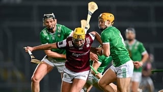 21 March 2026; Tiernan Killeen of Galway in action against Gearóid Hegarty, left, and Adam English of Limerick during the Allianz Hurling League Division 1A match between Limerick and Galway at TUS Gaelic Grounds in Limerick. Photo by Piaras Ó Mídheach/Sp