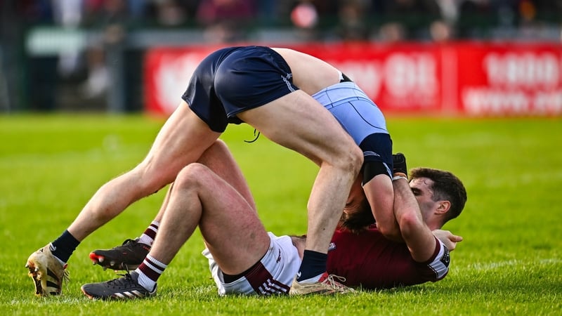 Galway , Ireland - 22 March 2026; Seán Ó Maoilchiaráin of Galway and Killian McGinnis of Dublin tussle off the ball during the Allianz Football League Division 1 match between Galway and Dublin at Pearse Stadium in Galway. (Photo By Piaras Ó Mídheach/Spor