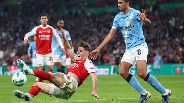LONDON, ENGLAND - MARCH 22: Viktor Gyokeres of Arsenal competes with Rodri of Manchester City during the Carabao Cup Final match Arsenal and between Manchester City at Wembley Stadium on March 22, 2026 in London, England. (Photo by Chris Brunskill/Fantasista/Getty Images)