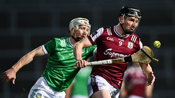 21 March 2026; Cian Daniels of Galway gets away from Cian Lynch of Limerick during the Allianz Hurling League Division 1A match between Limerick and Galway at TUS Gaelic Grounds in Limerick. Photo by Piaras Ó Mídheach/Sportsfile