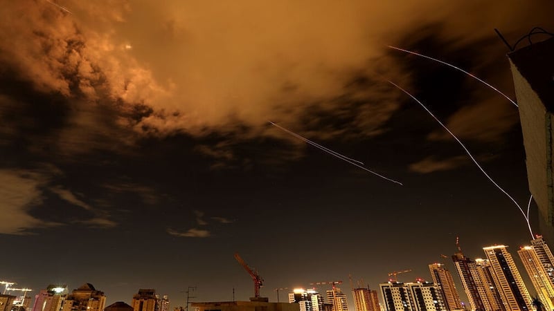 An spéir os cionn chathair Netanya in Iosrael lasta ag diúracáin ón Iaráin, 25 Márta 2026