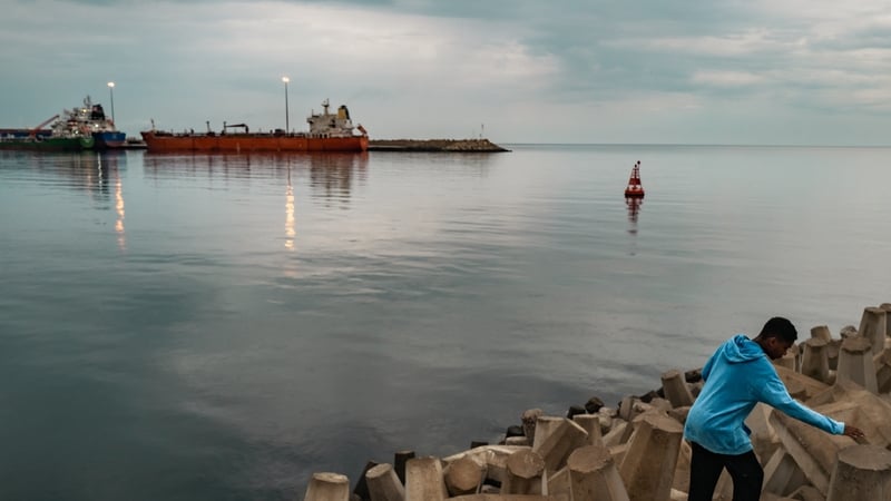 Tancaer feistithe le cé in Óman agus Caolas Hormuz san Iaráin ina bhearna bhaoil