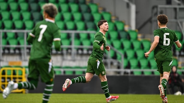26 March 2026; Jamie Mullins of Republic of Ireland, centre, celebrates with teammate Jacob Devaney after scoring their side's first goal during the UEFA European U21 Championship qualifier match between Republic of Ireland and Moldova at Tallaght Stadium in Dublin. Photo by Sam Barnes/Sportsfile