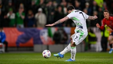 Ticketless fans react to Parrott goal in Prague bar