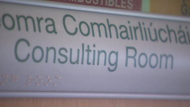 a sign which reads 'consulting room' in English and Irish 