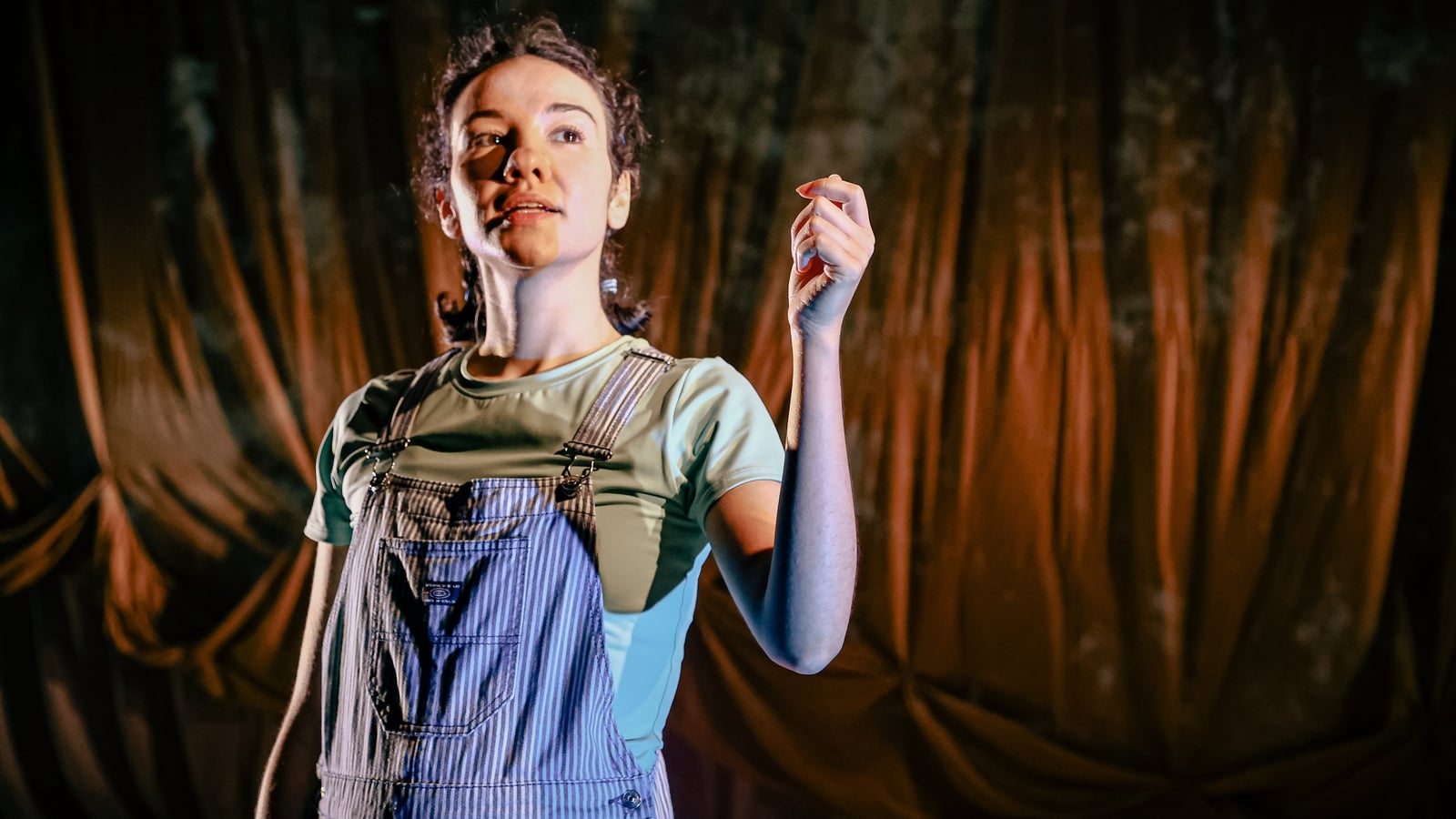 The show blending Palestinian folklore with testimonies from Gaza