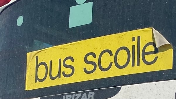 a sign which reads 'bus scoile'