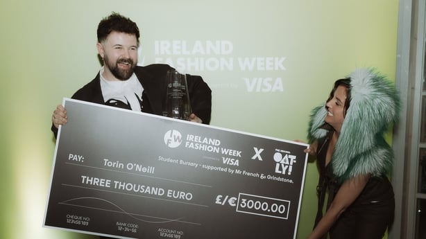 Jamie Lee O'Donnell presenting award