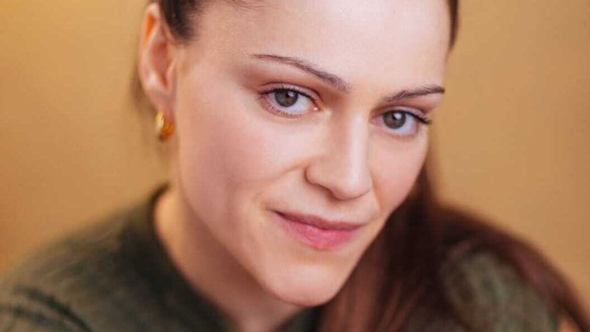 Eva O'Connor, scríbhneoir agus aisteoir amharclainne. 