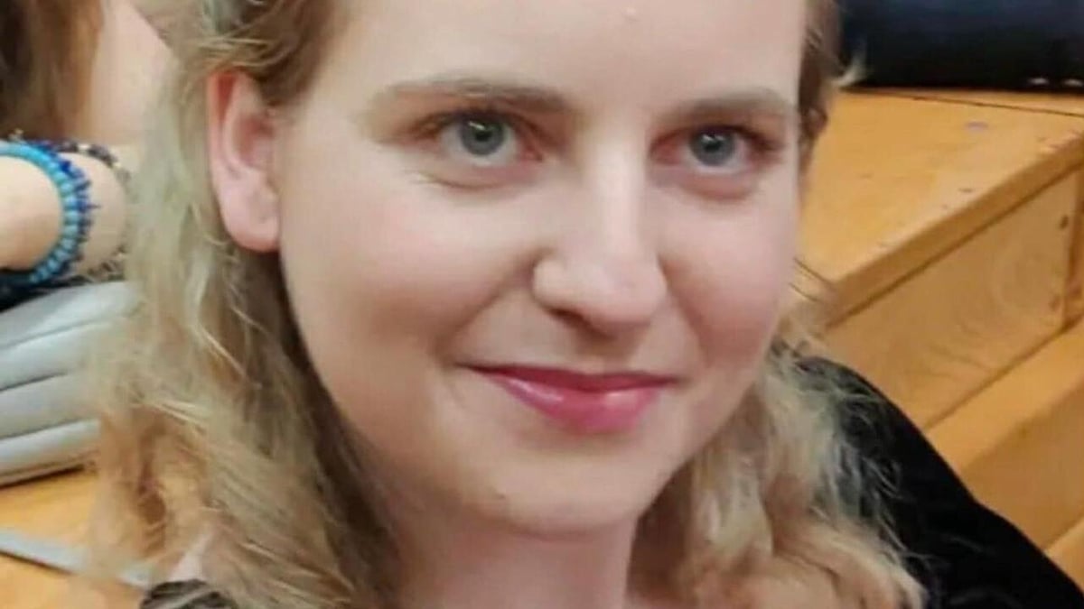 Aela Ní Ghaoithín, amhranáí. 