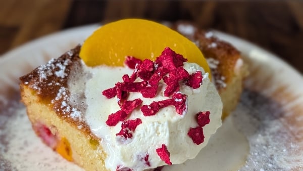 Cake with peach, raspberry and cream