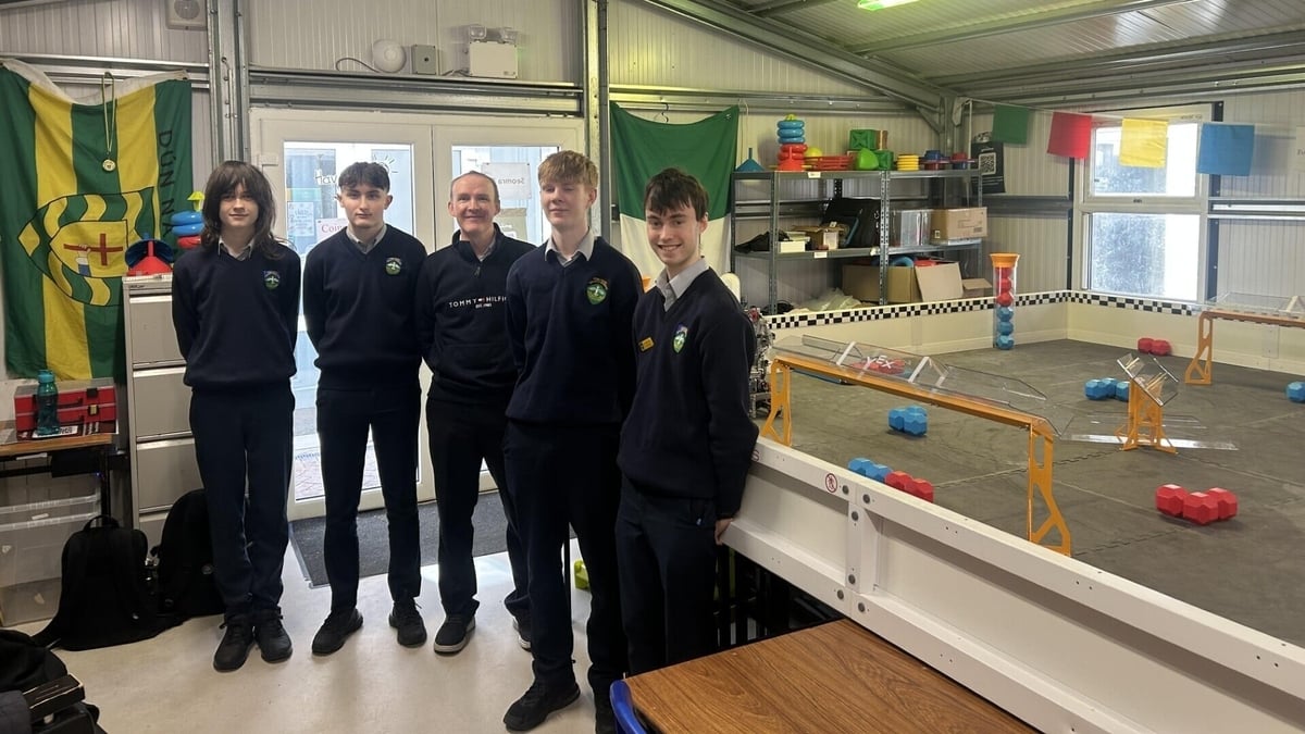 Pacáiste Róbataice ó Phobalscoil Ghaoth Dobhair.