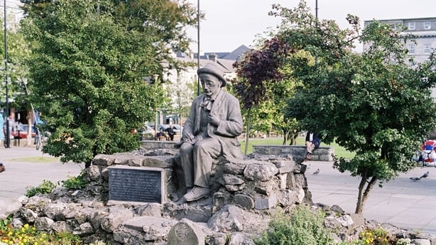Pádraic Ó Conaire statue, Eyre Square (1995)