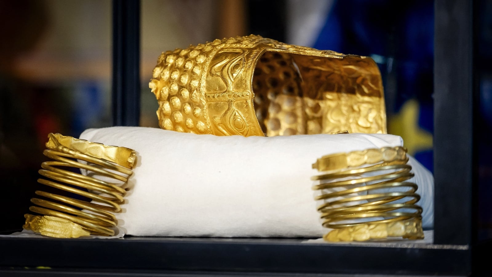 Dutch authorities unveil recovered gold Romanian helmet