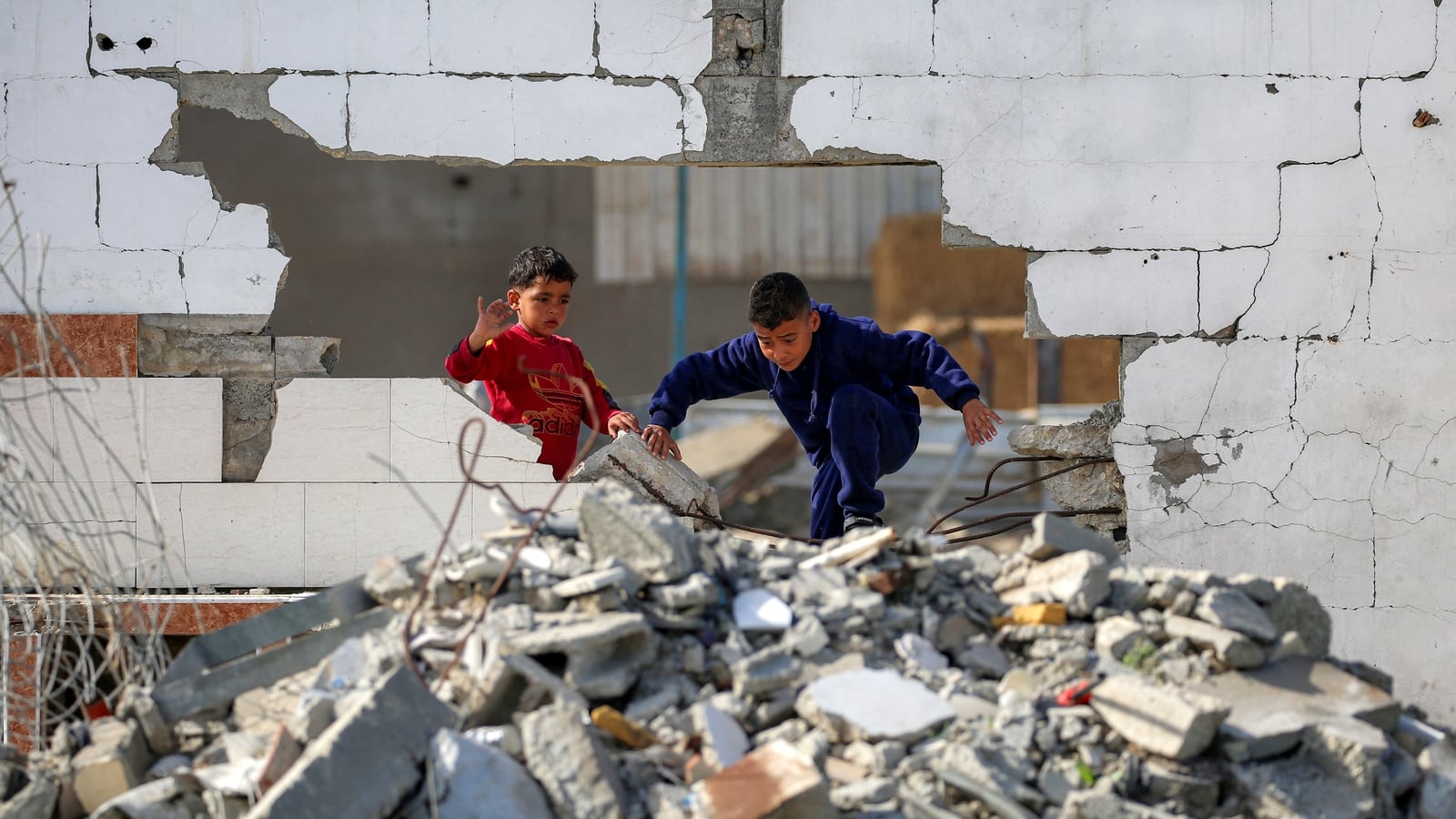 Israeli airstrike kills at least 10 near Gaza school