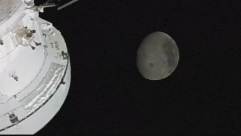 An ghealach, ón soithíoch Artemis II