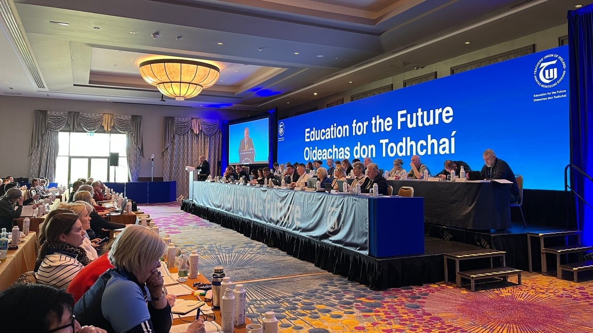 Máire Ní Bhraonáin : Tuairisceoir le Nuacht TG4/RTÉ.