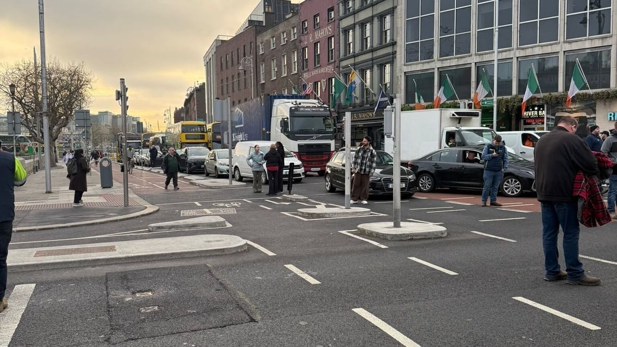 Fuel protests continue to cause commuter chaos