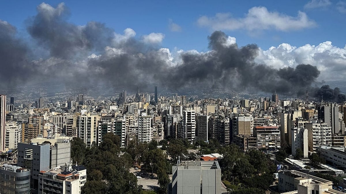 Mícheál Ó hUanacháin : Tráchtaire ar Chúrsaí an Mheán Oirthir.