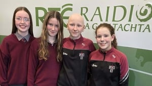 Rachel Nelson, Hannah Ní Bhriain, Nicole Ní Dhomhnaill, agus Olivia Nic Pháidín agus Karen Uí Fhrighil. Pobalscoil Chloich Cheann Fhaola. show image