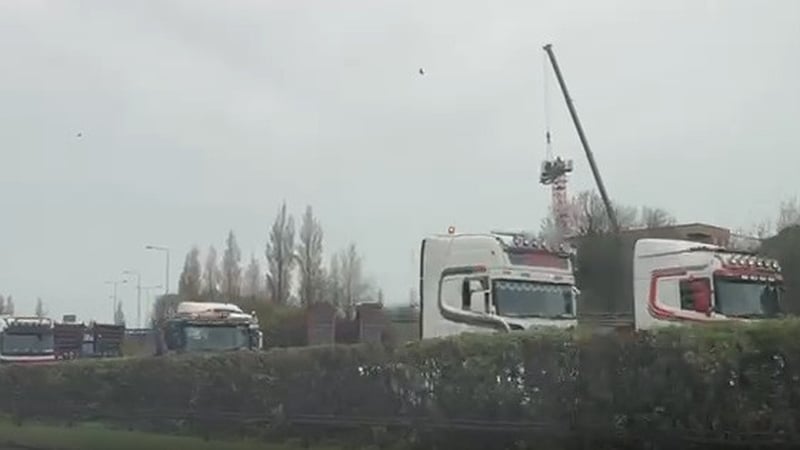 Mótorbhealach an M4 faoi imshuí ag feithiclí móra arís inniu