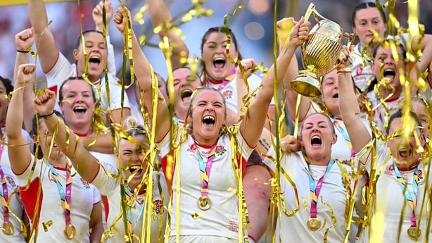LONDON, ENGLAND - SEPTEMBER 27: Zoe Aldcroft of England lifts the Women's Rugby World Cup trophy after defeating Canada during the Women's Rugby World Cup 2025 Final match between Canada and England at Allianz Stadium on September 27, 2025 in London, England. (Photo by Dan Mullan/Getty Images)