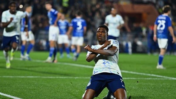 Denzel Dumfries celebrates his goal against Como